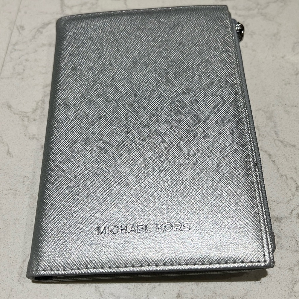 Michael Kors Passport Holder Wallet - saffiano silver